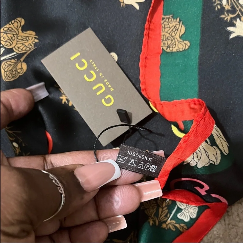 Gucci Black Scarf with Multicolor Logo and Floral Design - Picture 3 of 3